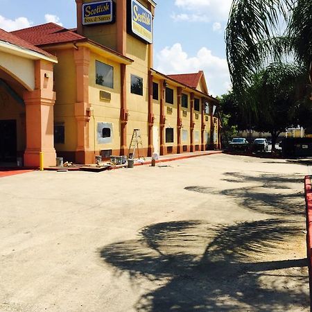 Scottish Inn & Suites Hobby Airport Houston Exterior photo